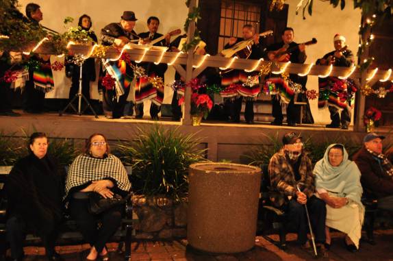Orquestra e ouvintes na rua Olvera, a principal do Pueblo de Los Angeles, centro histórico da maior cidade da Califórnia - Estados Unidos